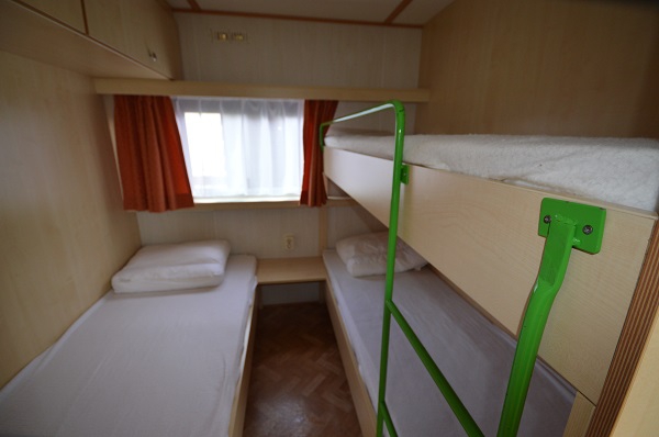Caravan Aagtekerke en Zeeland slaapkamer met stapelbed camping De Westhoek in Zeeland